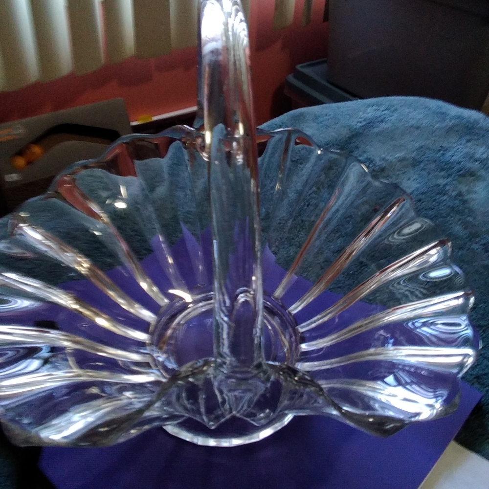#308-16) Vintage L.E. Smith glass company basket